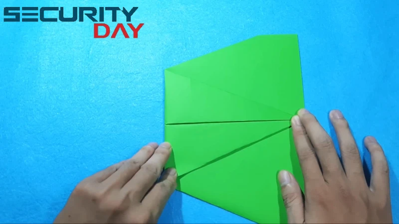 cách gấp máy bay giấy bay xa bước 3